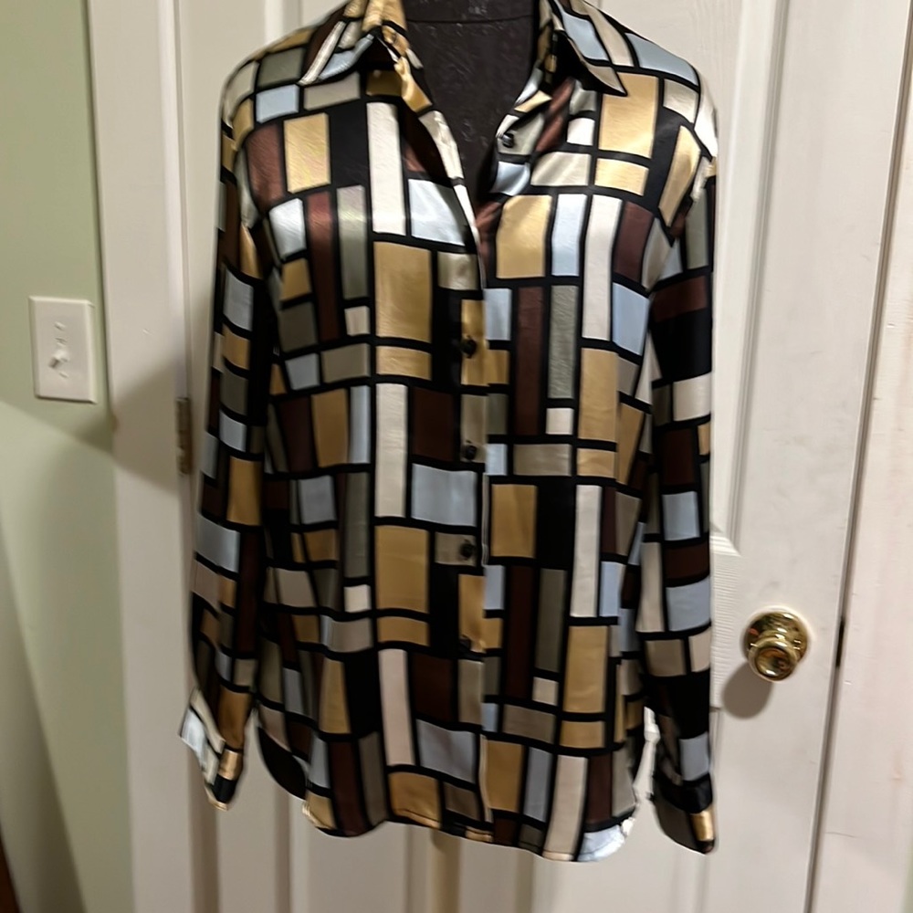 Lovely blouse looks like silk feel good